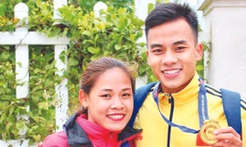 Tuyển thủ đi bộ Nguyễn Thị Thanh Phúc và em trai Thành Ngưng. Do dịch COVID-19, món khô gà mà Thanh Phúc kinh doanh để kiếm thêm thu nhập cũng phải tạm ngưng ảnh: NVCC 