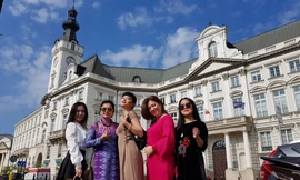 Nhóm thí sinh từ Pháp, Hungary, Hà Lan, Thái Lan ở khu vực Dinh Tổng thống Ba Lan