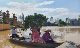 Thuyền nhôm là phương tiện di chuyển duy nhất của những người dân sống trong khu vực trũng sâu ở thôn Lệ Sơn Nam (xã Hòa Tiến, huyện Hòa Vang, Đà Nẵng) Ảnh: Giang Thanh 