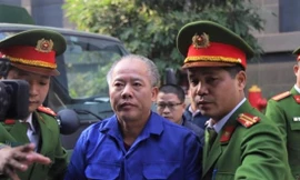 Nguyễn Văn Đông bị áp giải tới tòa 