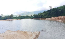 Hồ nước “khủng” ven sườn núi cao chực tràn vào nhà dân khi có mưa to, lũ lớn