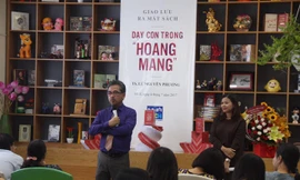 TS Lê Nguyên Phương trong buổi ra mắt cuốn sách “Dạy con trong hoang mang” 