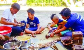 Gói bánh chưng lá bàng vuông