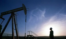 Giá dầu Brent tăng 10% do lo ngại căng thẳng Mỹ-Iran. Ảnh: hacked.com