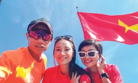 MC Liên Phạm (tóc ngắn) tranh thủ chụp ảnh với lá cờ Tổ Quốc trước khi làm lễ Thượng Cờ