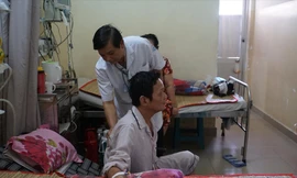 Bác sĩ Nguyễn Thanh Phong đang thăm khám cho một bệnh nhân bị SXH