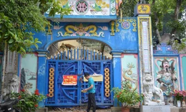 Chính quyền huyện Đồng Hỷ yêu cầu gia đình bà thủ nhang Hoàng Thị Lý tháo dỡ tam quan đền Đá Thiên bị chặn