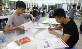 Sinh viên làm thủ tục nhập học năm 2018. Ảnh: Như Ý