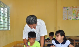Gian nan gieo chữ vùng biên nghèo. ảnh: Hòa Hội 