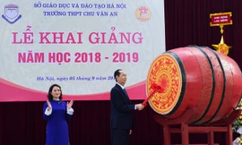 Chủ tịch nước Trần Ðại Quang đánh trống khai giảng năm học mới tại Trường THPT Chu Văn An (Hà Nội). Ảnh: Như Ý.
