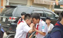 Hai học sinh tại cổng trường Mễ Trì (Hà Nội) vô tư uống chung một cốc nước ngọt
