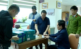 Khám xét tại nơi làm việc của ông Nguyễn Ngọc Đính (người bị còng tay)Ảnh: Công an Thanh Hóa 