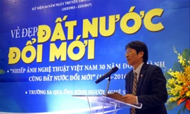 Ông Vũ Quốc Khánh tại Triển lãm Nhiếp ảnh Nghệ thuật Việt Nam 30 năm đồng hành cùng đất nước đổi mới Ảnh: VAPA 