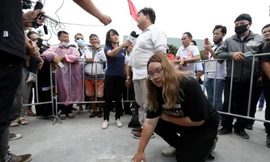 Các thủ lĩnh sinh viên bên cạnh tấm bảng mới được lắp đặt ở Bangkok ngày 20/9 Ảnh: REUTERS 