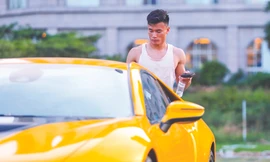 Bùi Tiến Dũng bên chiếc siêu xe BMW i8