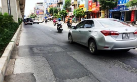 Mặt đường sau khi dự án Cát Linh - Hà Đông rút đi được vá chằng chịt