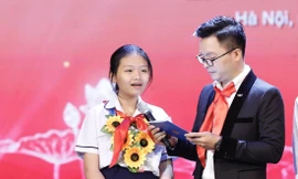 Em Hoàng Thị Yến, học sinh trường THCS Tôn Thất Tùng tại Lễ tuyên dương Cháu ngoan Bác Hồ toàn quốc lần thứ IX Ảnh: Như Ý 