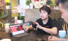 Trần Hạnh Trang giới thiệu về ứng dụng Kuuho đang được cơ quan chức năng TP Đà Nẵng thí điểm triển khai Ảnh: Nguyễn Thành 