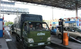 Xe ùn tại trạm để phản đối thu phí Ảnh: Kim Hà