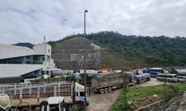 Xe tải, xe container xếp hàng đợi thông quan tại cửa khẩu quốc tế Cầu Treo 