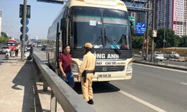 Xe khách liên tỉnh chạy qua Hà Nội liên tục bắt, trả khách trên đường Vành đai 3 bị CSGT xử lý. Ảnh: T.Ðảng