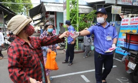 Soát thẻ người dân đi chợ tại chợ Cồn (quận Hải Châu, TP Đà Nẵng) Ảnh: Nguyễn Thành