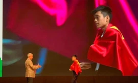 Được khoác lên mình lá cờ Tổ quốc nhận Huy chương Vàng Tin học quốc tế là niềm hạnh phúc thiêng liêng của Bùi Hồng Đức ẢNH: NVCC