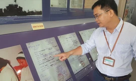 TS Lê Tiến Công, Phó Giám đốc phụ trách Nhà trưng bày Hoàng Sa, giới thiệu về các tư liệu quý 