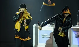 Phong cách bụi phủi đường phố của Hà Lê (cùng Phúc Bồ) khi chưa hát nhạc Trịnh Ảnh: Nguyễn Bá Ngọc