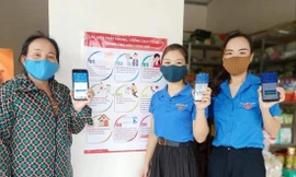 ĐVTN hướng dẫn người dân cài đặt, sử dụng ứng dụng phòng chống dịch COVID-19 Ảnh: PV