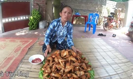 Bà Tân với một món ăn “siêu to” của mình 