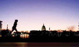 Một phụ nữ chạy bộ qua trụ sở Quốc hội Mỹ Ảnh: Carlos Barria