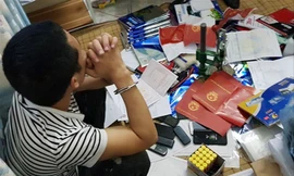 Đối tượng và tang vật một vụ sản xuất chứng chỉ, văn bằng giả do Cơ quan ANĐT - Bộ Công an triệt phá