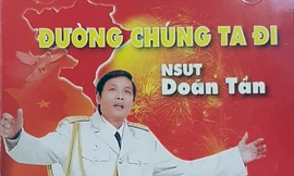 NSND Doãn Tần trên bìa album duy nhất của ông phát hành tháng 12/2005 (lúc đó, ông là NSƯT)