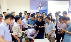 Các học viên đang thực hành với thiết bị mô phỏng tín hiệu GNSS NAVISIM do NAVIS chế tạo