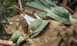 Ba chiếc mũ cối úp trên đống bùn đất gần mép vực Ảnh: VĂN CHƯƠNG