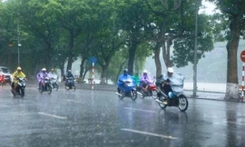 Miền Bắc mưa dông kéo dài, đợt nắng nóng kỷ lục chấm dứt