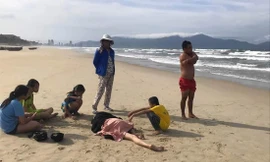 Một thiếu niên may mắn được lực lượng cứu hộ cứu kịp thời sau khi tắm trong vùng biển đã cảnh báo không được tắm Ảnh: Ng.T.