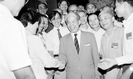 Tổng Bí thư Ðỗ Mười với các đại biểu dự Ðại hội VII Ðảng Cộng sản Việt Nam (tháng 6/1991) Ảnh: Xuân Lâm - TTXVN