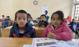 Học sinh lớp 1, Trường Phổ thông dân tộc Bán trú Tiểu học Lang Thíp, huyện Văn Yên, tỉnh Yên Bái trong giờ học