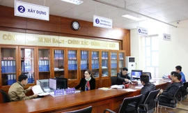 Người dân đến làm thủ tục hành chính tại bộ phận một cửa phường Cao Xanh, thành phố Quảng Ninh Ảnh: PV