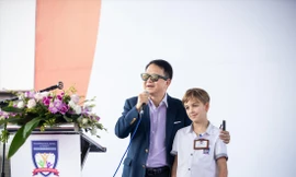 Ông Phạm Đức Trung Kiên và học sinh Trường Quốc tế ParkCity Hanoi Ảnh: ISPH 