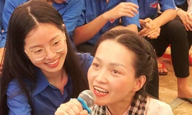 Trần Thị Trà My chia sẻ với học sinh Ảnh: Thắng Trân