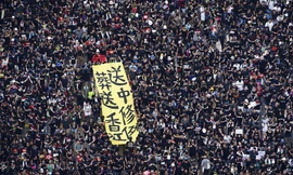 Biển người mặc áo đen phủ kín khu trung tâm Hong Kong hôm 16/6 Ảnh: AP