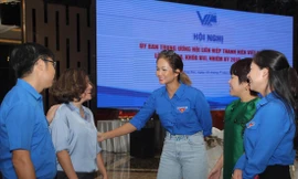 Các đại biểu trao đổi ý kiến bên lề hội nghị 