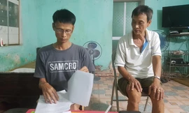 Anh Lê Mạnh Linh ( trái) mất vợ vì “bản án” oan HIV