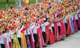 Dân chúng vẫy hoa chào đón chủ tịch Trung Quốc, ảnh chụp của Tân Hoa Xã. Tuy nhiên không có tấm ảnh nào của ông Tập tại Bình Nhưỡng được đưa lên cho đến chiều tối qua 