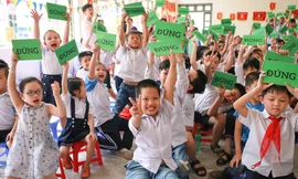 Trẻ em trường PTCS Xã Đàn (Hà Nội) thích thú với giờ học giới tính của nhóm Kid+ 