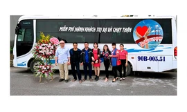 Tài xế Đỗ Minh Tiến (ngoài cùng bên trái) cùng thành viên nhóm thiện nguyện “Cầu nối yêu thương” Ảnh:NVCC 