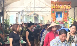 Đoàn người tiếc thương đưa tiễn học sinh lớp 10 dũng cảm cứu người. 